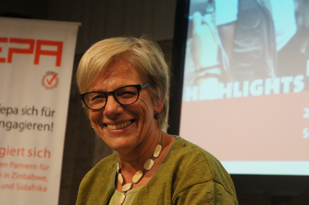 Barbara Müller, ehemalige Geschäftsführerin von fepa, an einem Event, sie lächelt in die Kamera