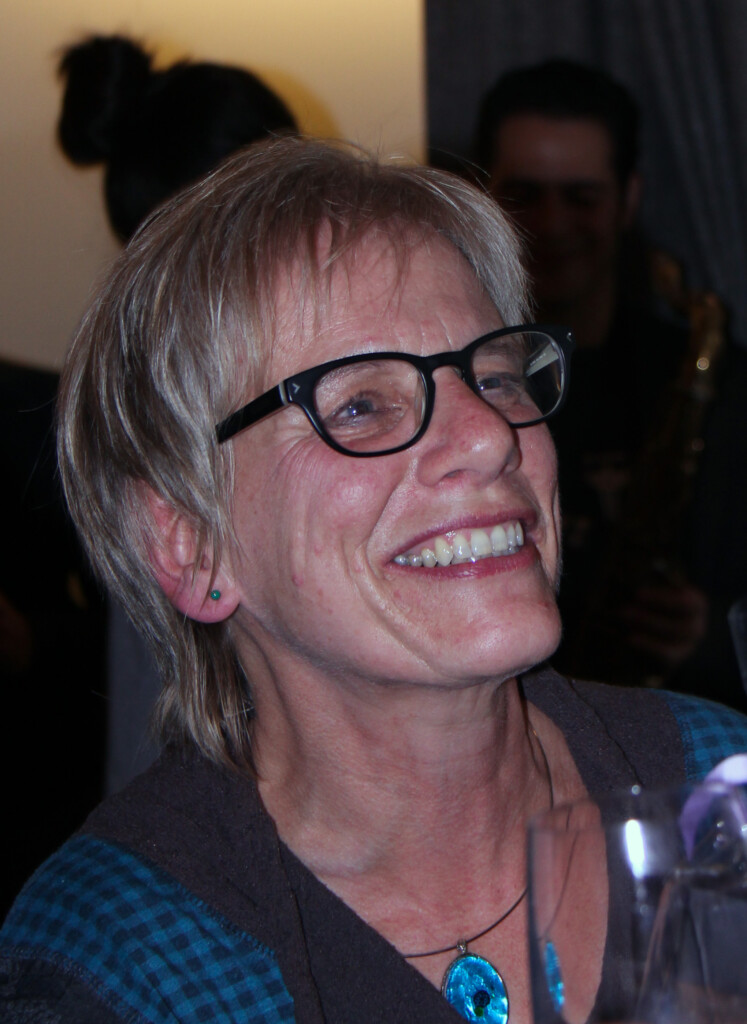 Barbara Müller, Vorstandsmitglied von fepa, eine ältere weisse Frau, lacht.
