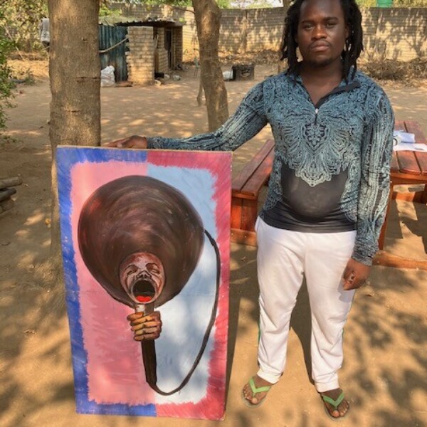 Künstler Bondomali Panashe mit seinem Bild, singender Mensch, ähnelt Mikrofon