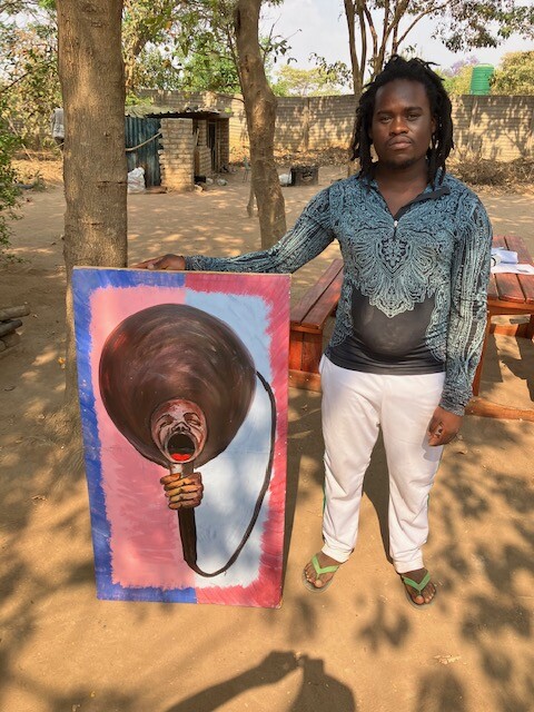Künstler Bondomali Panashe mit seinem Bild, singender Mensch, ähnelt Mikrofon